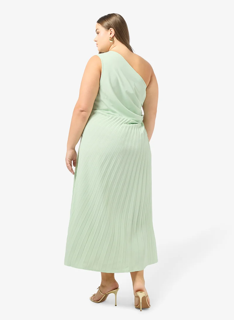 جينجر بلس فستان بكتف واحد بتفاصيل ثنيات وقصة